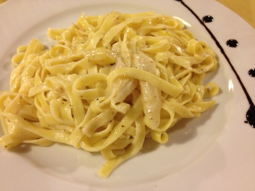 Fresh fettuccine with white asparagus and truffles