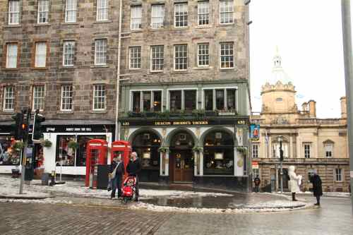 Edinburgh: a pub along the Royal Mile