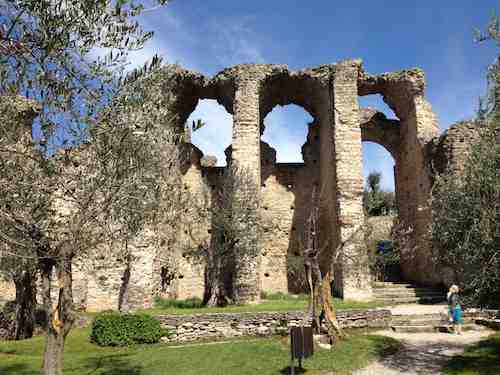 Sirmione: you have to admit, these are some lovely ruins