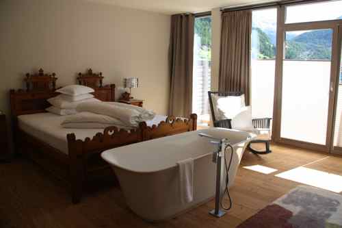 bathtub bedroom hotel bergland