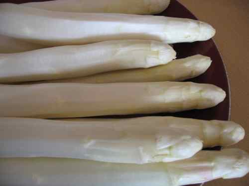 peeled asparagus, ready to be cooked